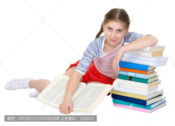 女孩坐在靠在書的肘部