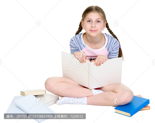女孩坐在一堆書之中