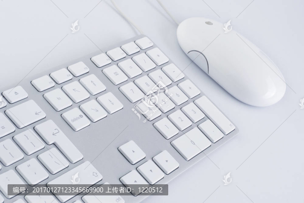 白色鍵盤和鼠標(biāo)