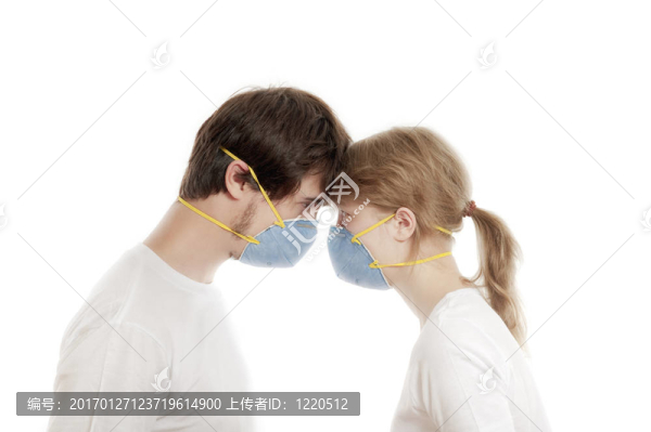 年輕夫婦戴口罩