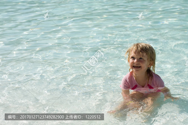 女孩游泳