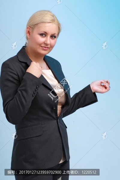 在藍(lán)色背景的商人