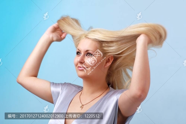頭發(fā)飛揚的女人