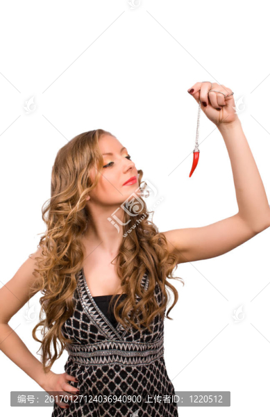 漂亮的女性在看辣椒分離