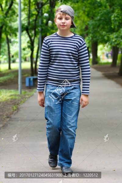 男孩在公園里