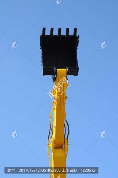 推土機鏟對面的藍天