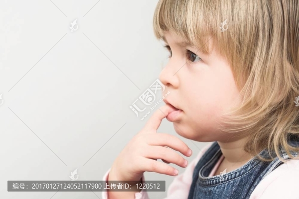 年輕的女孩正在思考