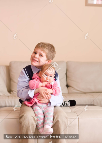弟弟抱著小妹妹