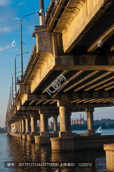 在第聶伯河橋