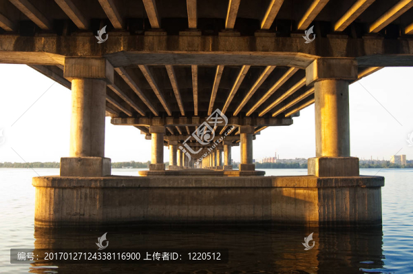 在第聶伯河夜橋