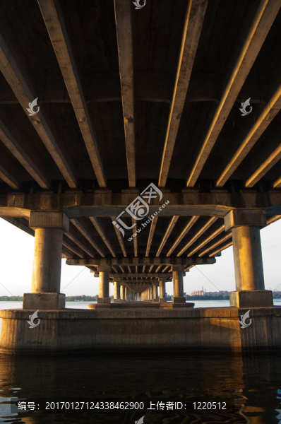 在第聶伯河橋