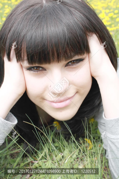 黑發(fā)女人坐在草