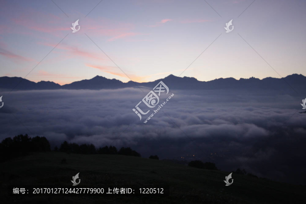 在山的日出