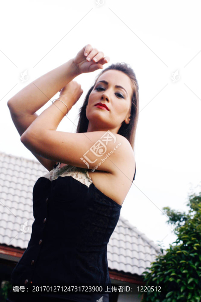 黑發(fā)女人