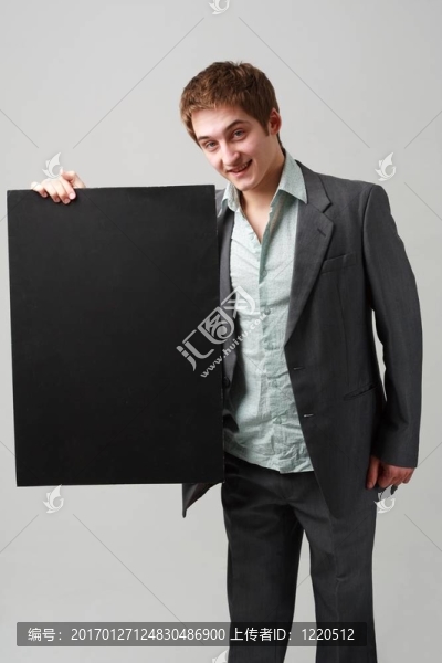 微笑商人與黑色廣告牌-匯圖網(wǎng) www.fosd68.com 微笑商人與黑色廣告牌