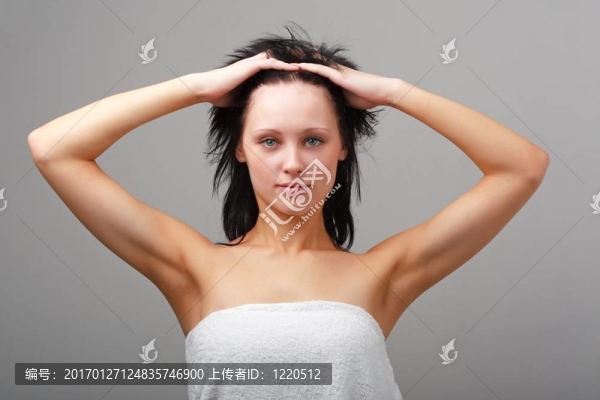 迷人的年輕女人在毛巾