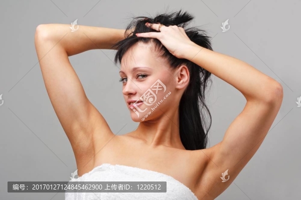 女人在毛巾