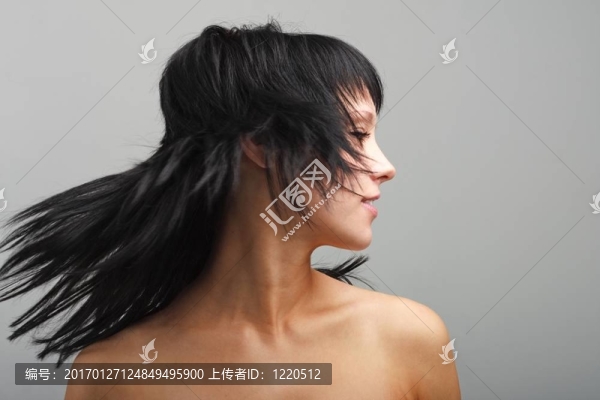 年輕女子頭發(fā)飛揚(yáng)