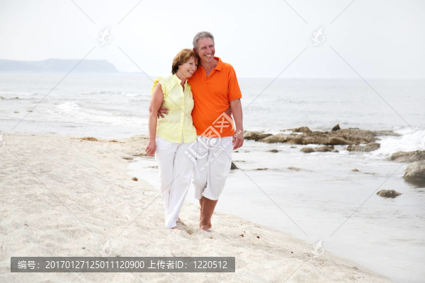 美麗的成熟的情侶在海灘上