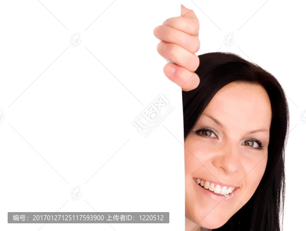 微笑的女人抱著一個空白的廣告牌