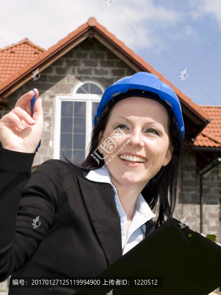 帶背景的頭盔的工程師女士