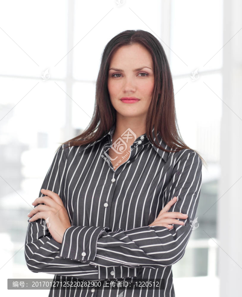 年輕的商人抱著胳膊-匯圖網(wǎng) www.fosd68.com 年輕的商人抱著胳膊