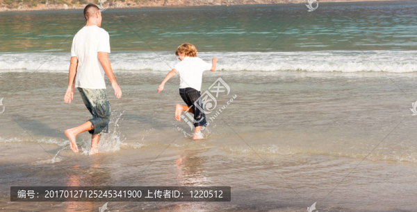 父親和兒子在海灘上玩