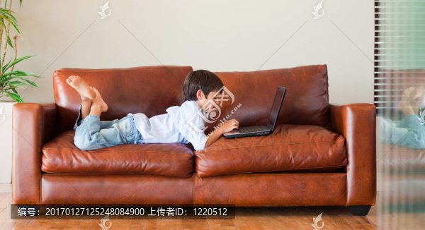 在沙發(fā)上玩一臺(tái)筆記本電腦的孩子-匯圖網(wǎng) www.fosd68.com 在沙發(fā)上玩一臺(tái)筆記本電腦的孩子