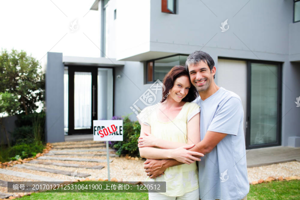 他們的新房子的新婚夫婦