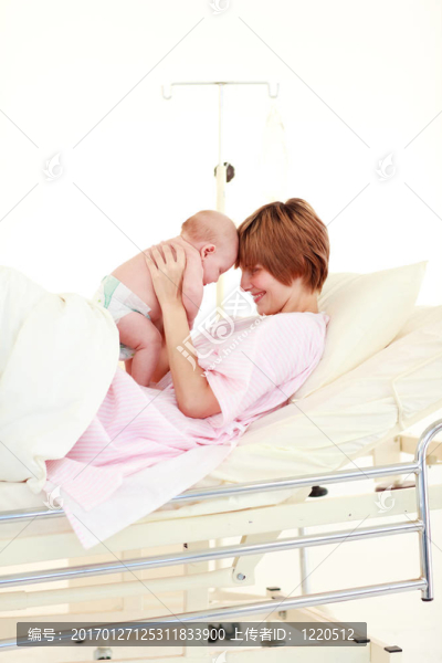 母親吻她的新生嬰兒
