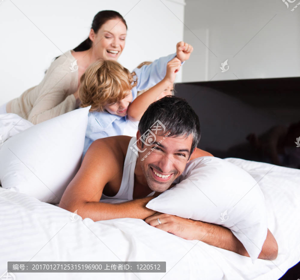 臥室里的幸福夫妻