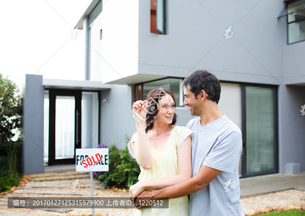 買房子后的幸福夫妻-匯圖網(wǎng) www.fosd68.com 買房子后的幸福夫妻