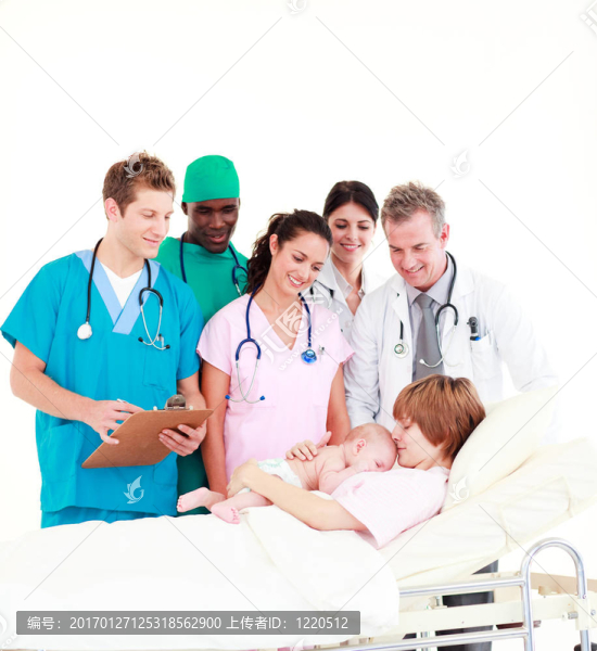 醫(yī)生與母親和她的新生嬰兒