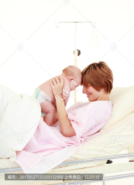 母親擁抱她的新生嬰兒