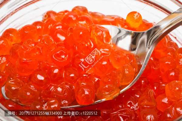 勺子和紅魚子醬