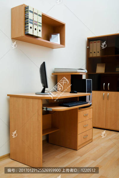 辦公桌上的木頭桌子