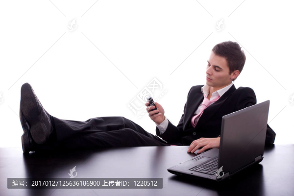 與筆記本電腦工作的人