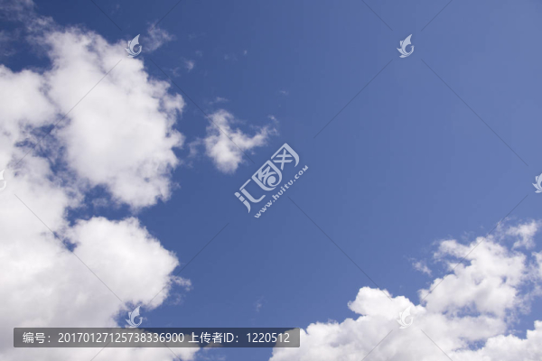 藍(lán)色的天空和白色的云