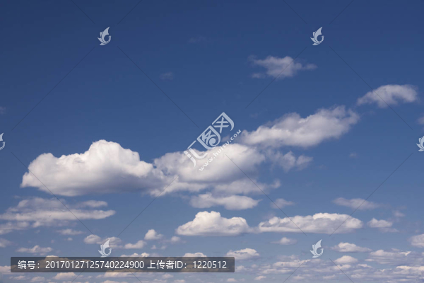 藍色的天空和白色的云