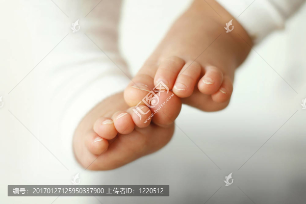 靠近一個鈥檚腳寶寶。