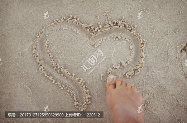 在沙灘上畫(huà)一個(gè)心形。