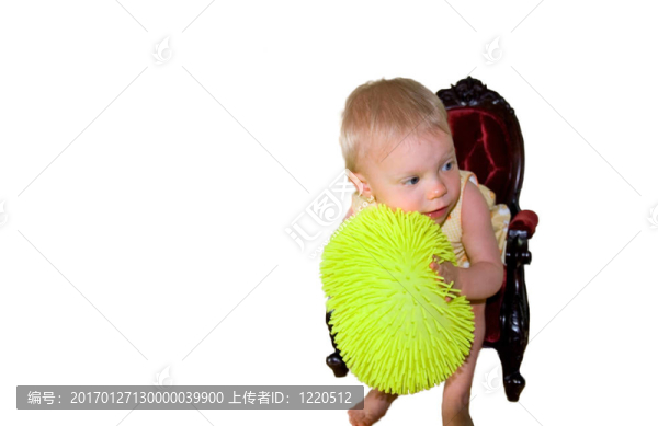 幼兒抱球在椅子上彎腰