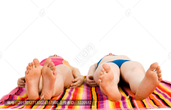 躺在陽光下的女孩