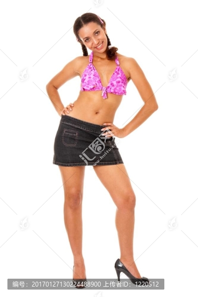 美麗的女孩在比基尼短裙