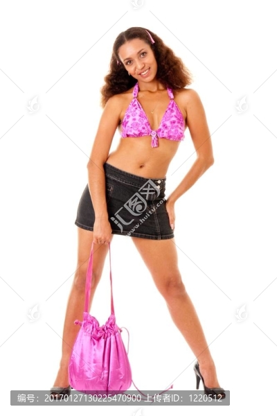 在比基尼與手袋的漂亮女孩