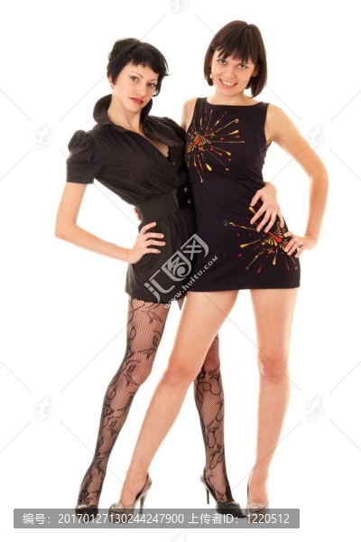 兩個女人站在白色的背景