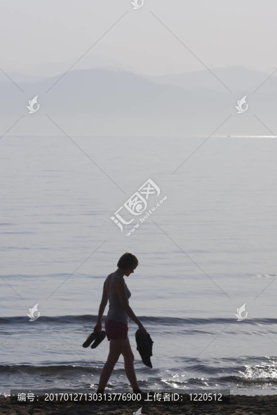 女孩們沿著海灘散步