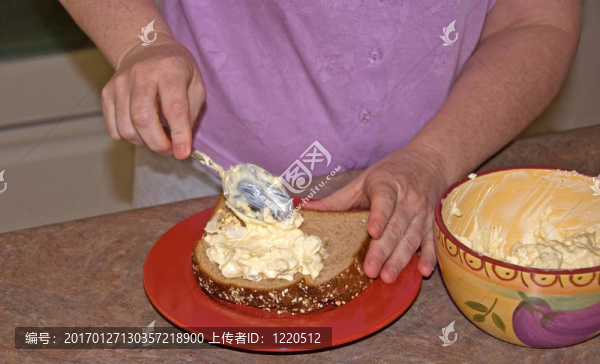 制作雞蛋沙拉三明治