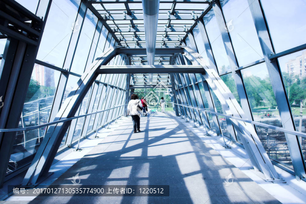 藍(lán)色的金屬走廊-匯圖網(wǎng) www.fosd68.com 藍(lán)色的金屬走廊