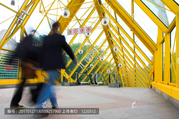 黃色走廊；球體與人